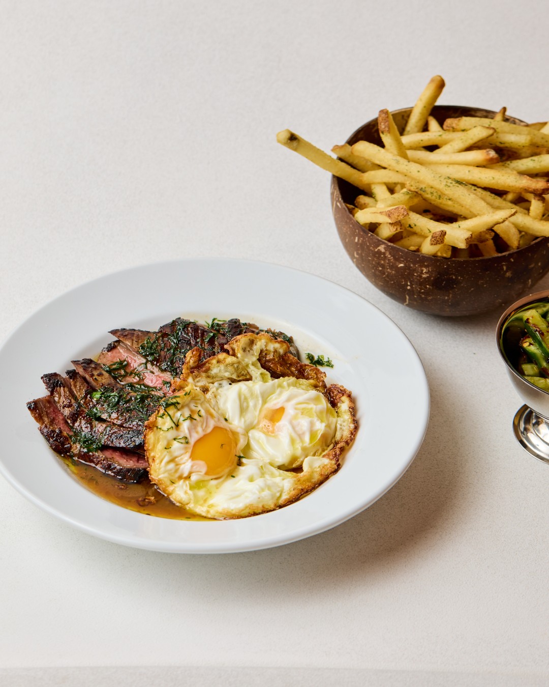 Barista crafting latte art at Möbius